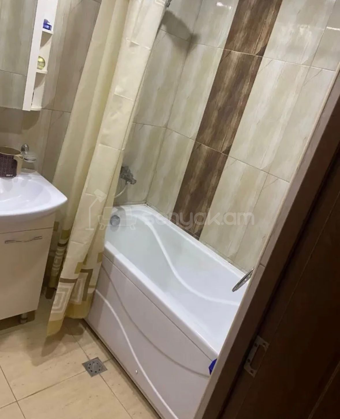 3 Սենյականոց Բնակարան Քարե Շենքում, 105քմ, 1/5 հարկ, Նորմալ Վիճակում