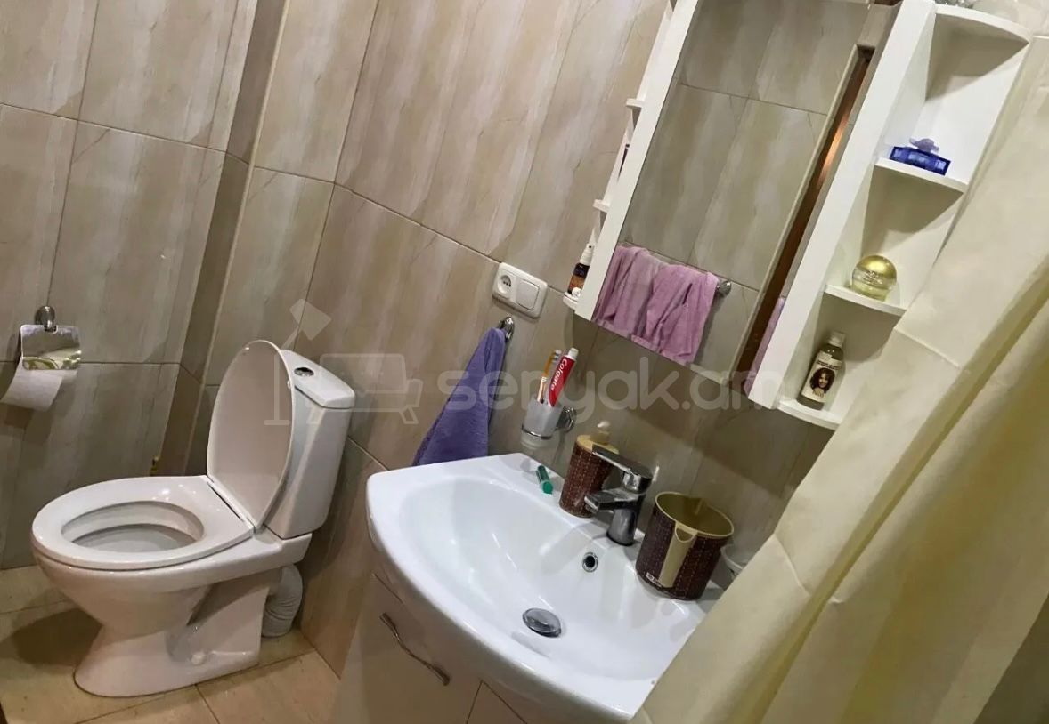 3 Սենյականոց Բնակարան Քարե Շենքում, 105քմ, 1/5 հարկ, Նորմալ Վիճակում