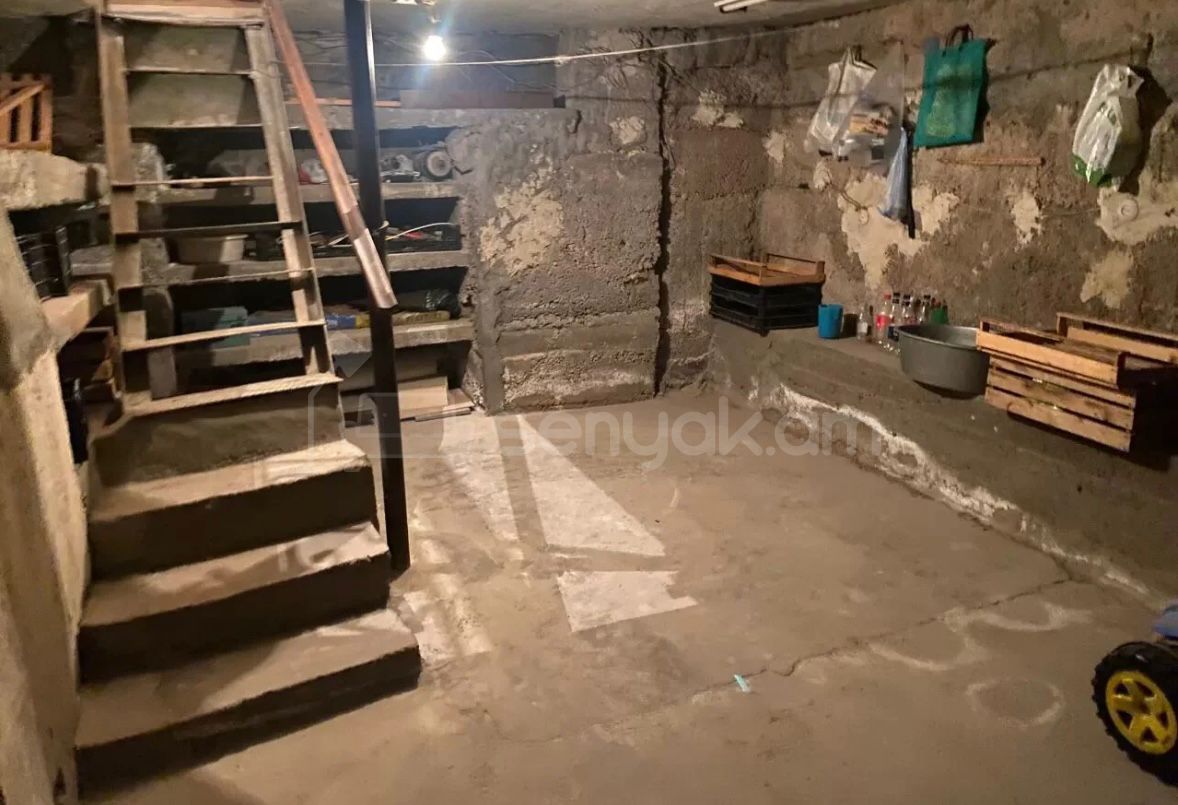 3 Սենյականոց Բնակարան Քարե Շենքում, 105քմ, 1/5 հարկ, Նորմալ Վիճակում