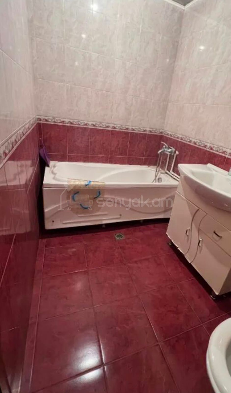 3 Սենյականոց Բնակարան Քարե Շենքում, 85քմ, 4/5 հարկ, Նորմալ Վիճակում