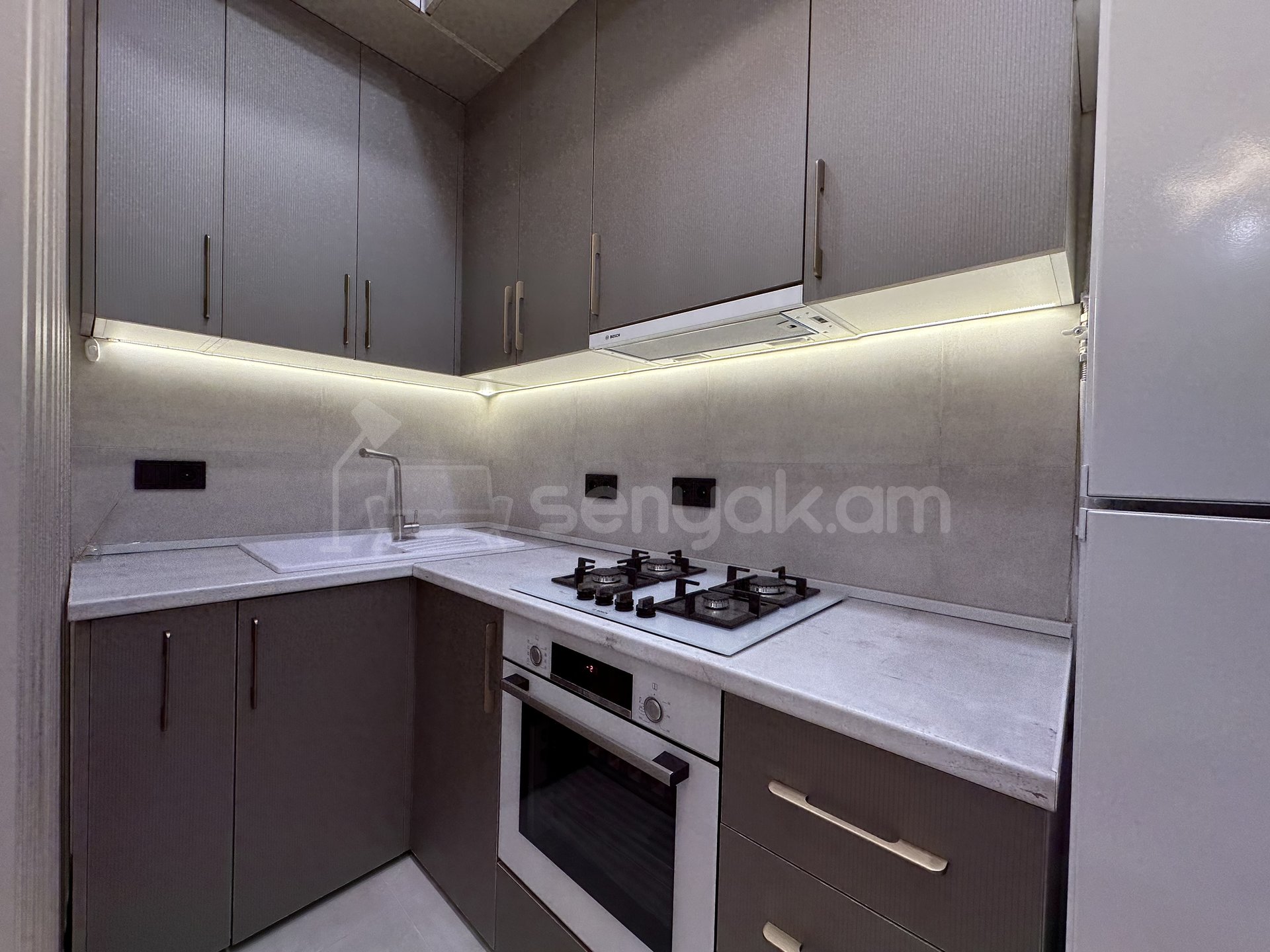 2 Սենյականոց Բնակարան Քարե Շենքում, 42քմ, 3/5 հարկ, Դիզայներական Վերանորոգված, Կահավորված, Արևկող