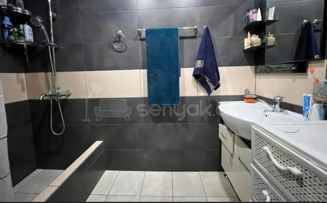 3 Սենյականոց Բնակարան Քարե Շենքում, 82քմ, 5/5 հարկ, Նորմալ Վիճակում