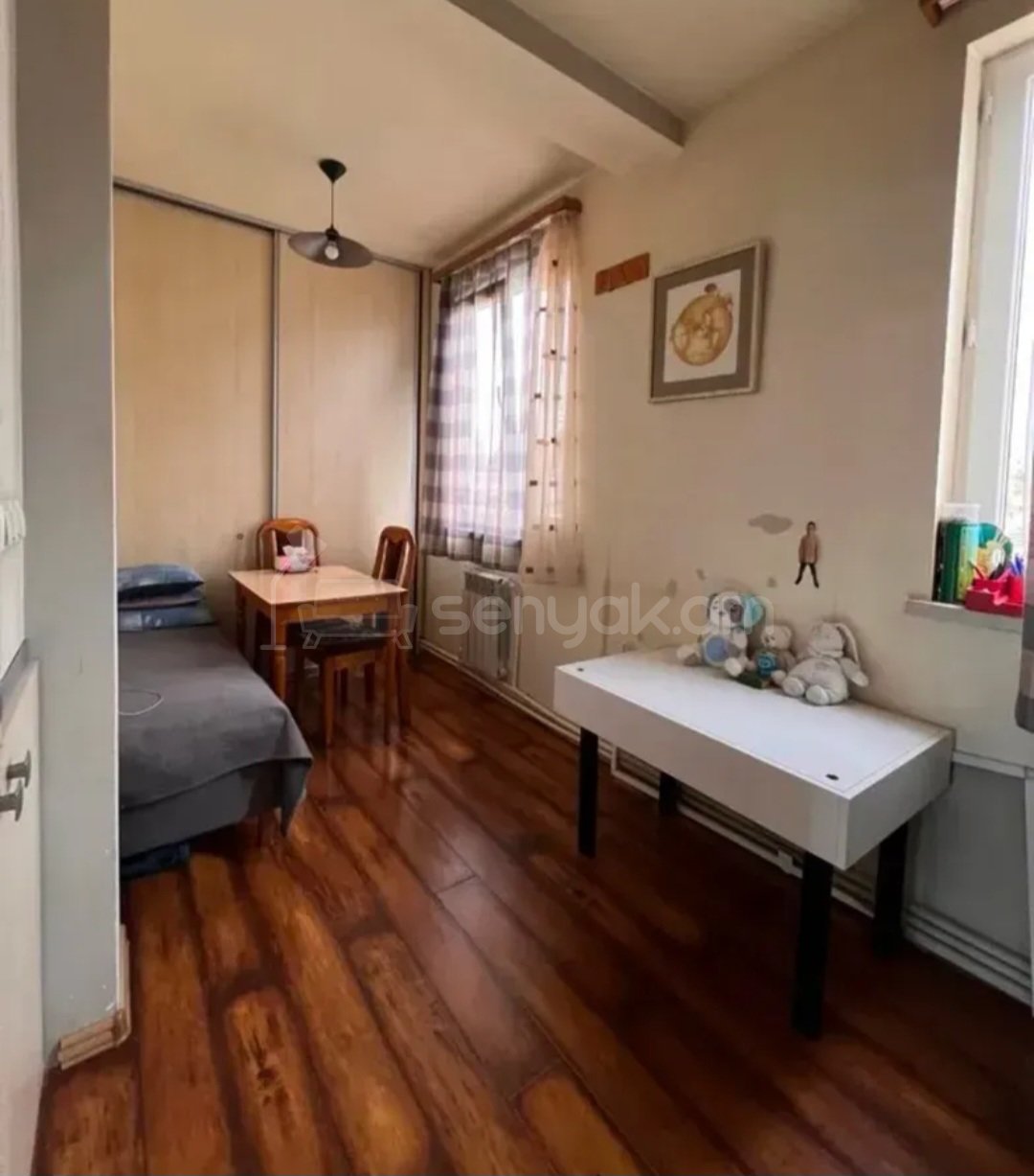 3 Սենյականոց Բնակարան Քարե Շենքում, 82քմ, 5/5 հարկ, Նորմալ Վիճակում