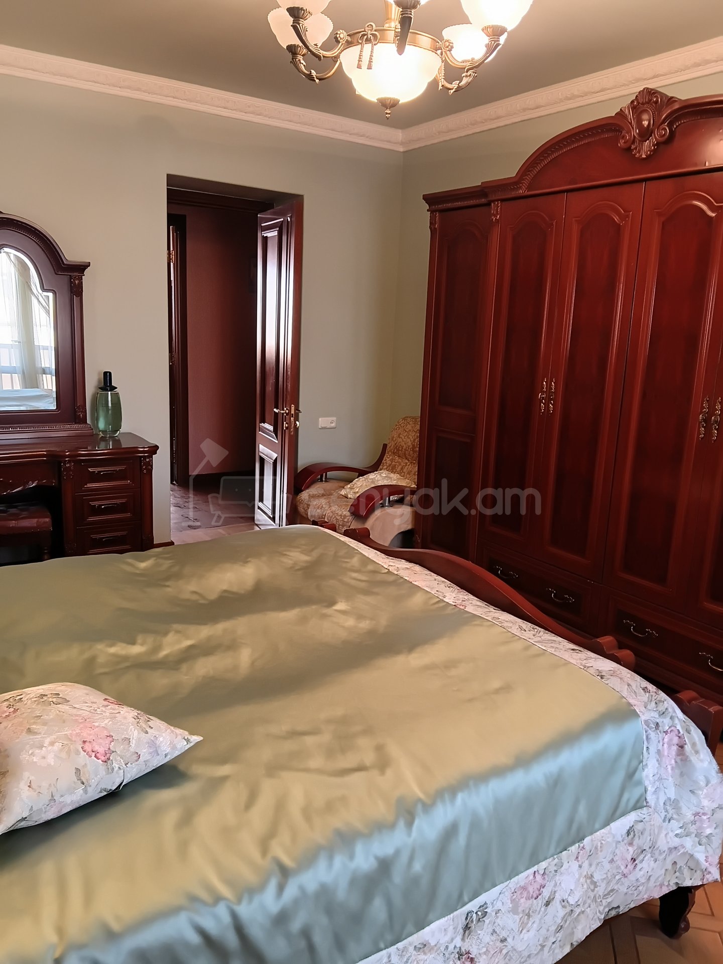 3 Սենյականոց Բնակարան Քարե Շենքում, 85քմ, 4/5 հարկ, Կապիտալ Վերանորոգված, Կահավորված