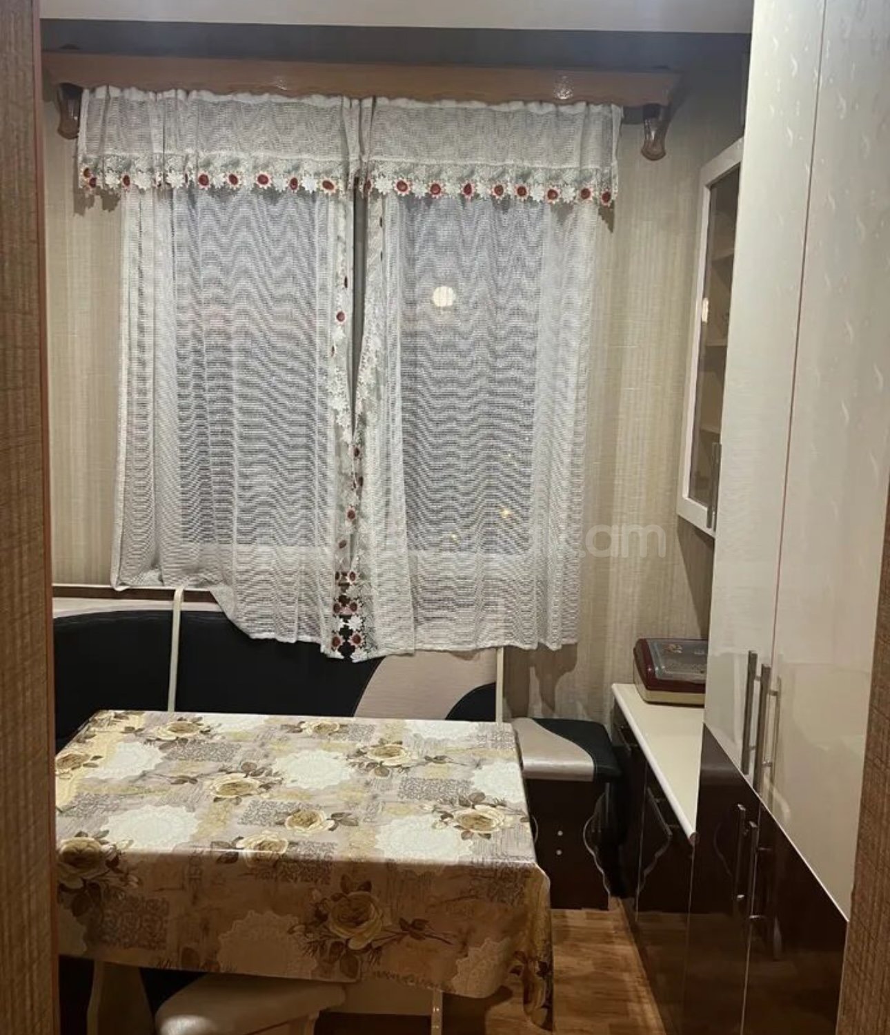 3 Սենյականոց Բնակարան Քարե Շենքում, 90քմ, 4/5 հարկ, Դիզայներական Վերանորոգված, Կահավորված