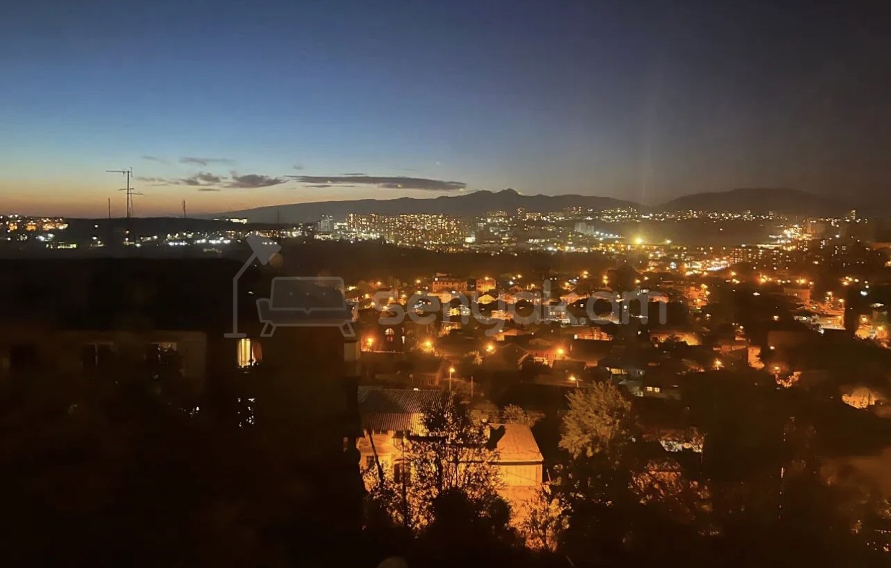 3 Սենյականոց Բնակարան Քարե Շենքում, 90քմ, 4/5 հարկ, Դիզայներական Վերանորոգված, Կահավորված