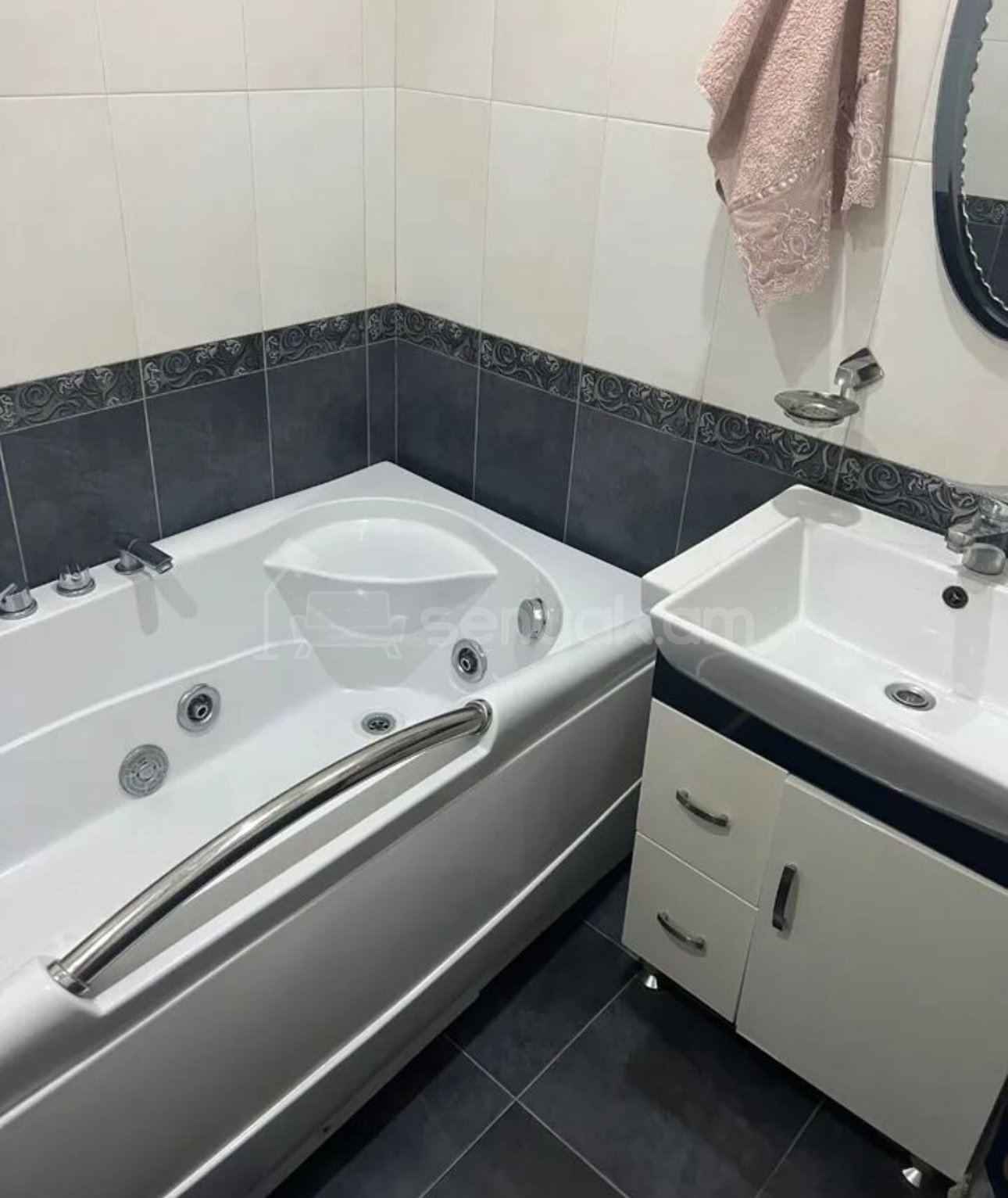 3 Սենյականոց Բնակարան Քարե Շենքում, 90քմ, 4/5 հարկ, Դիզայներական Վերանորոգված, Կահավորված