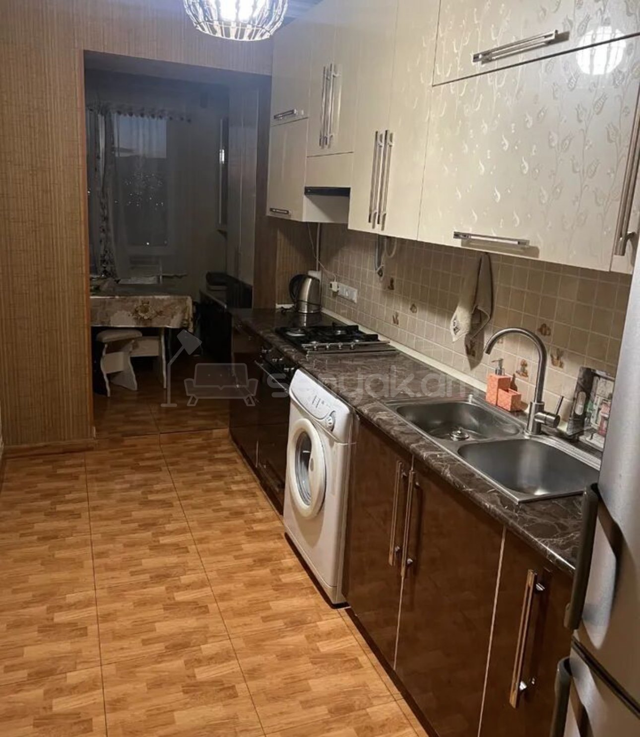 3 Սենյականոց Բնակարան Քարե Շենքում, 90քմ, 4/5 հարկ, Դիզայներական Վերանորոգված, Կահավորված