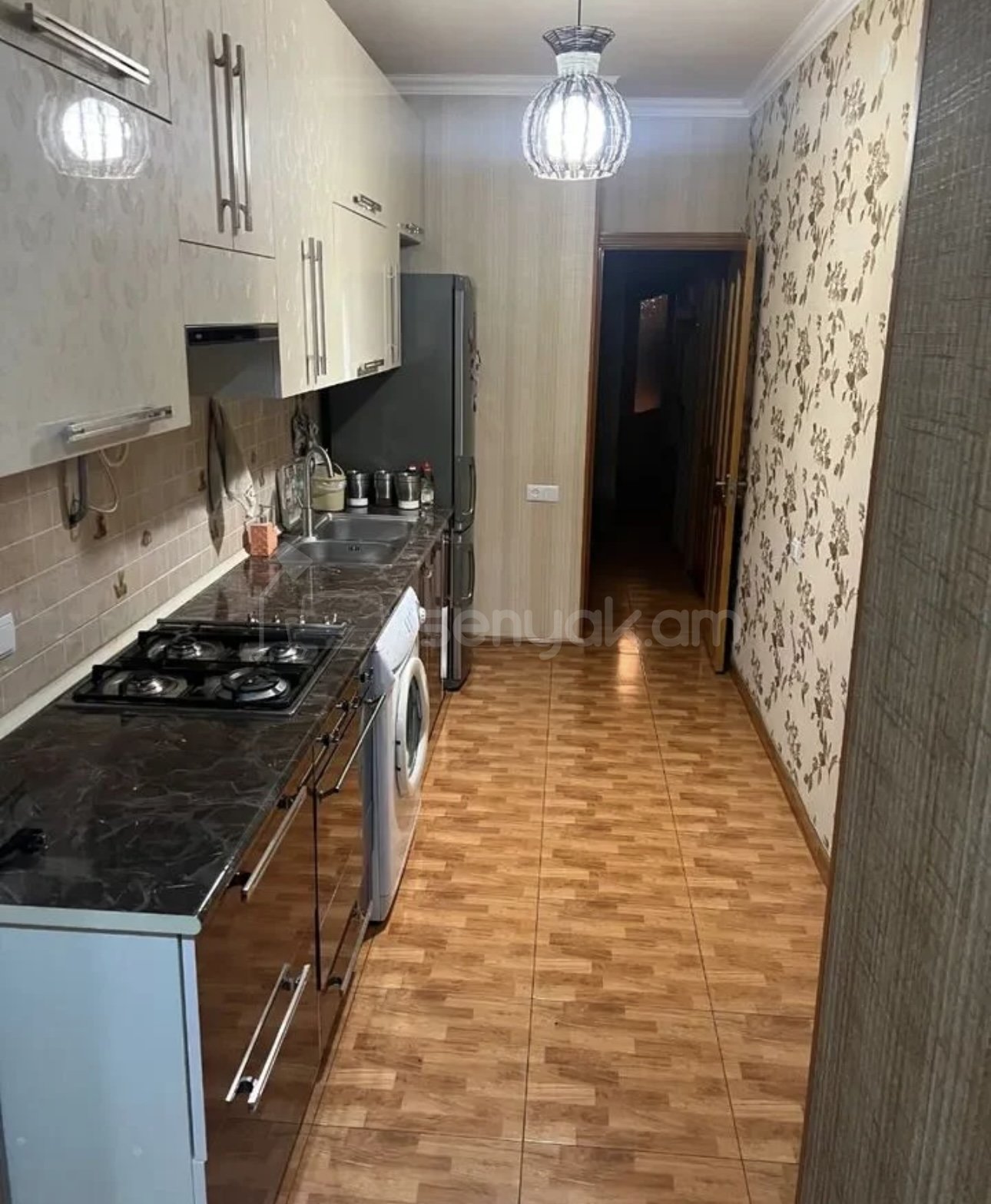 3 Սենյականոց Բնակարան Քարե Շենքում, 90քմ, 4/5 հարկ, Դիզայներական Վերանորոգված, Կահավորված