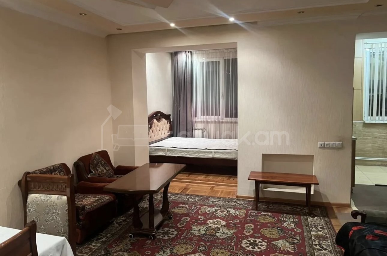 3 Սենյականոց Բնակարան Քարե Շենքում, 72քմ, 4/5 հարկ, Կապիտալ Վերանորոգված, Կահավորված