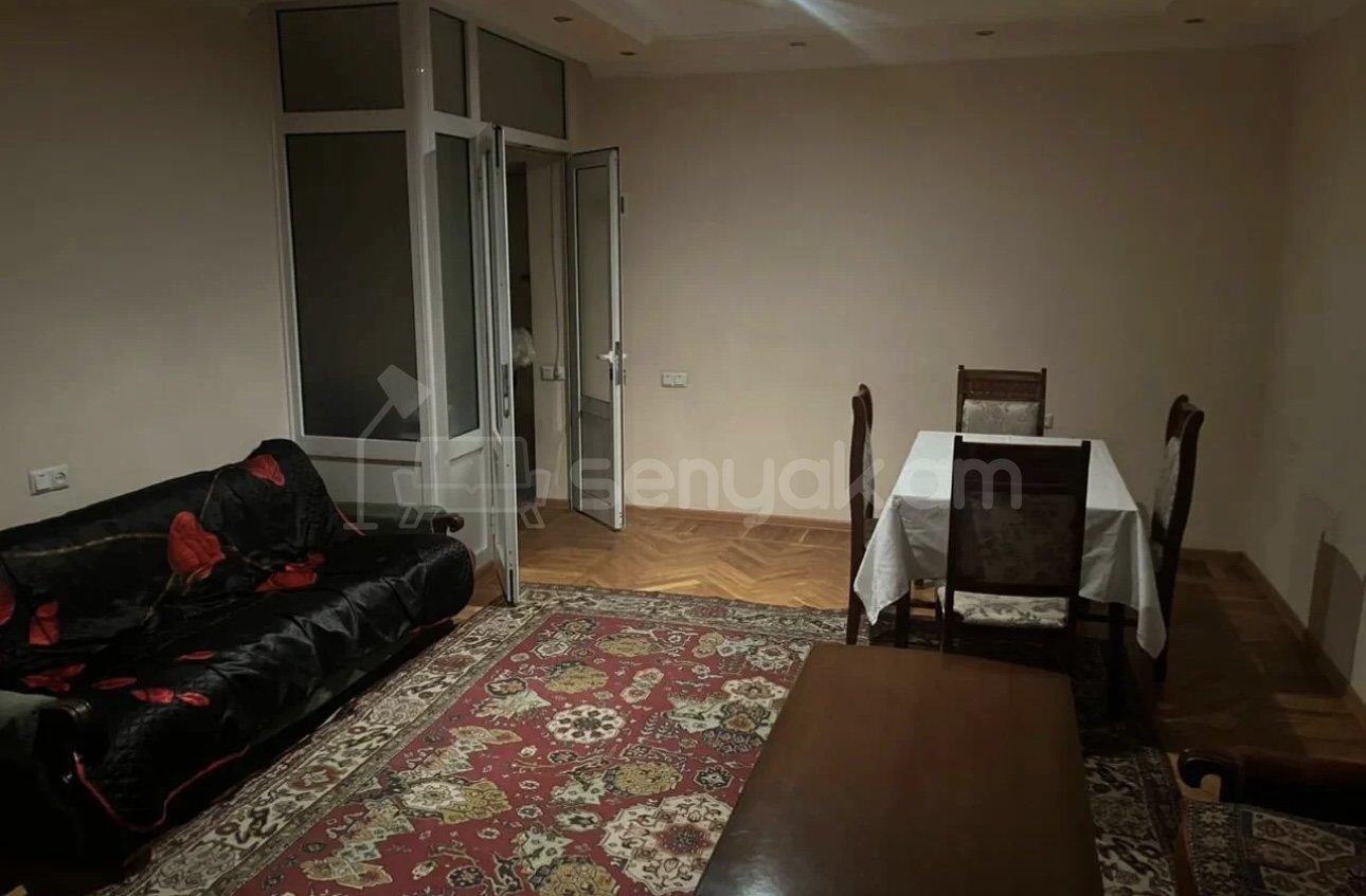 3 Սենյականոց Բնակարան Քարե Շենքում, 72քմ, 4/5 հարկ, Կապիտալ Վերանորոգված, Կահավորված