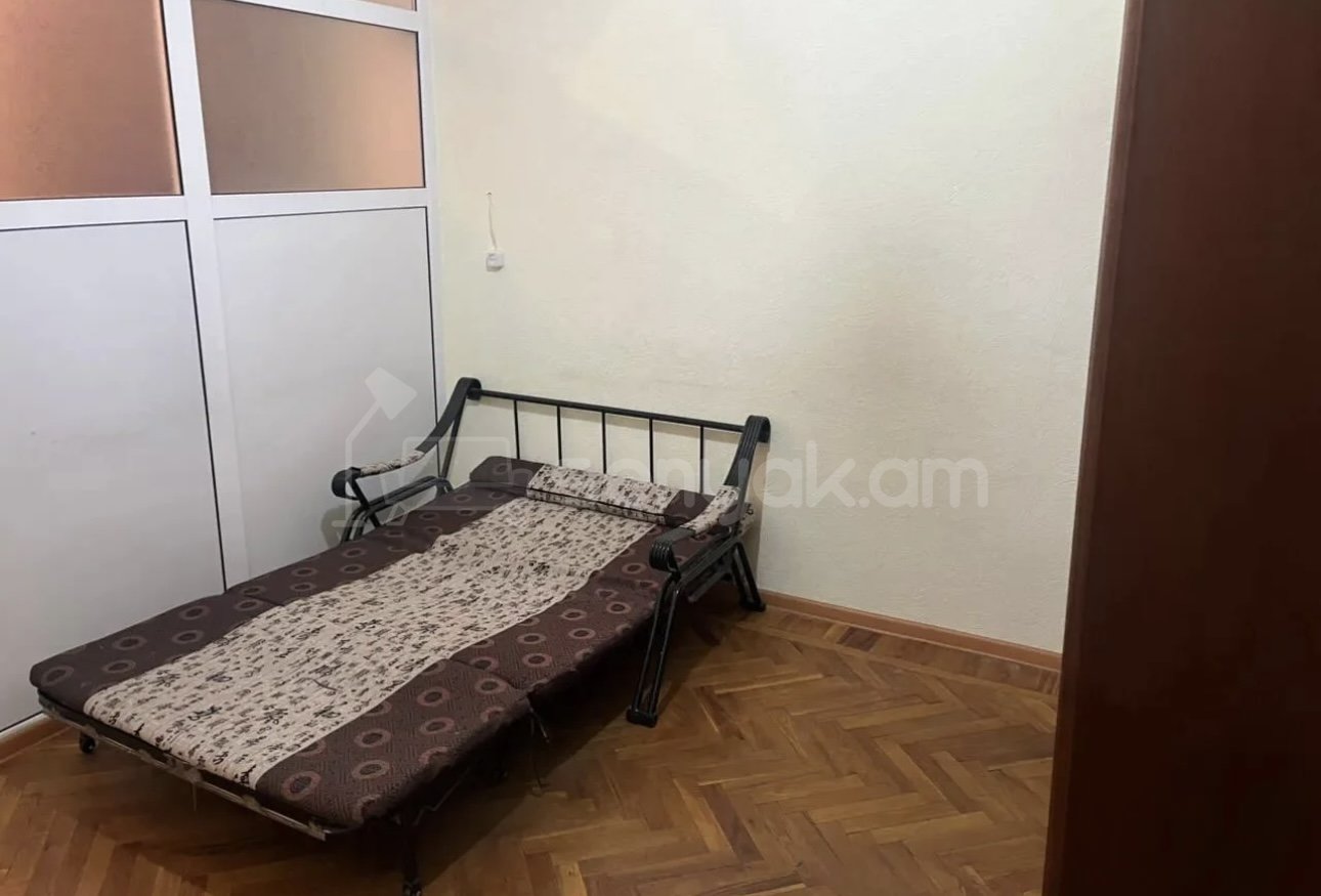 3 Սենյականոց Բնակարան Քարե Շենքում, 72քմ, 4/5 հարկ, Կապիտալ Վերանորոգված, Կահավորված