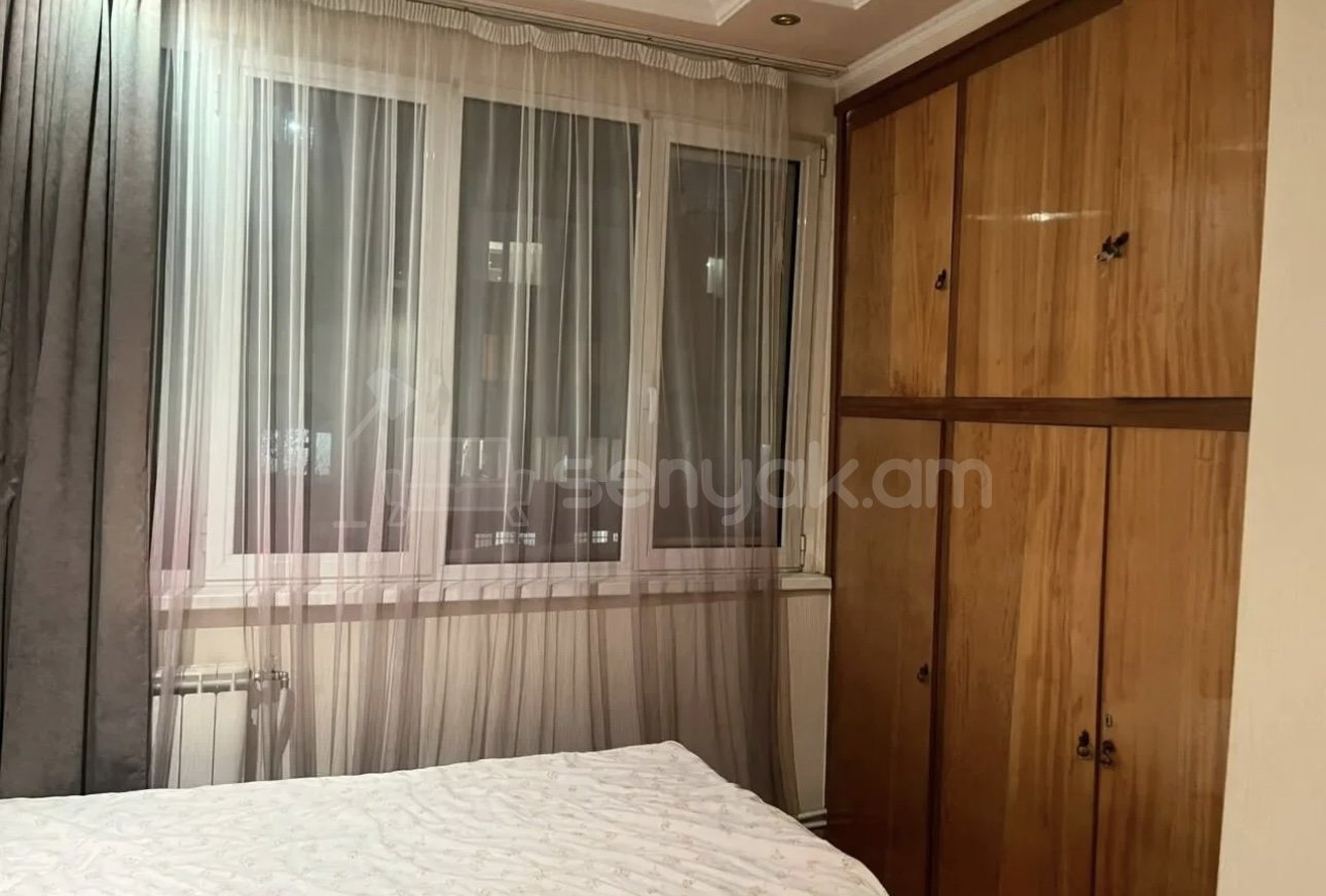 3 Սենյականոց Բնակարան Քարե Շենքում, 72քմ, 4/5 հարկ, Կապիտալ Վերանորոգված, Կահավորված