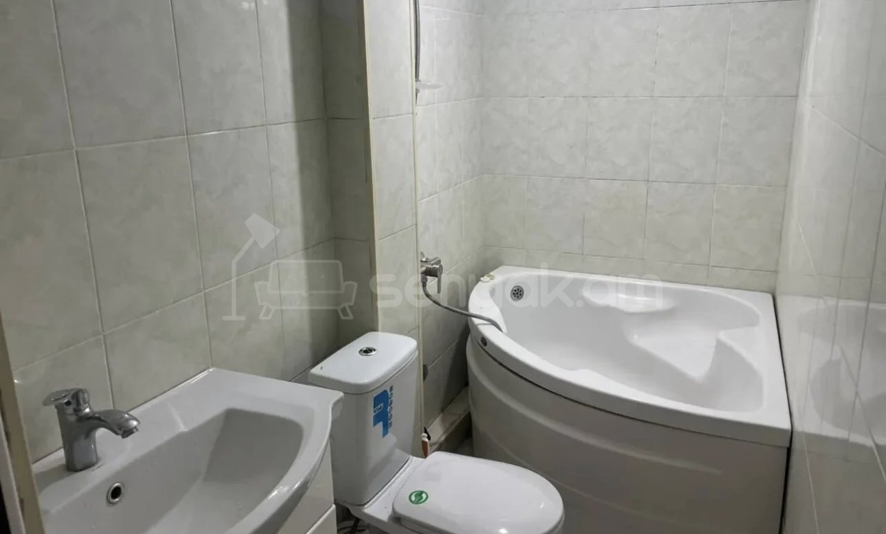 3 Սենյականոց Բնակարան Քարե Շենքում, 72քմ, 4/5 հարկ, Կապիտալ Վերանորոգված, Կահավորված