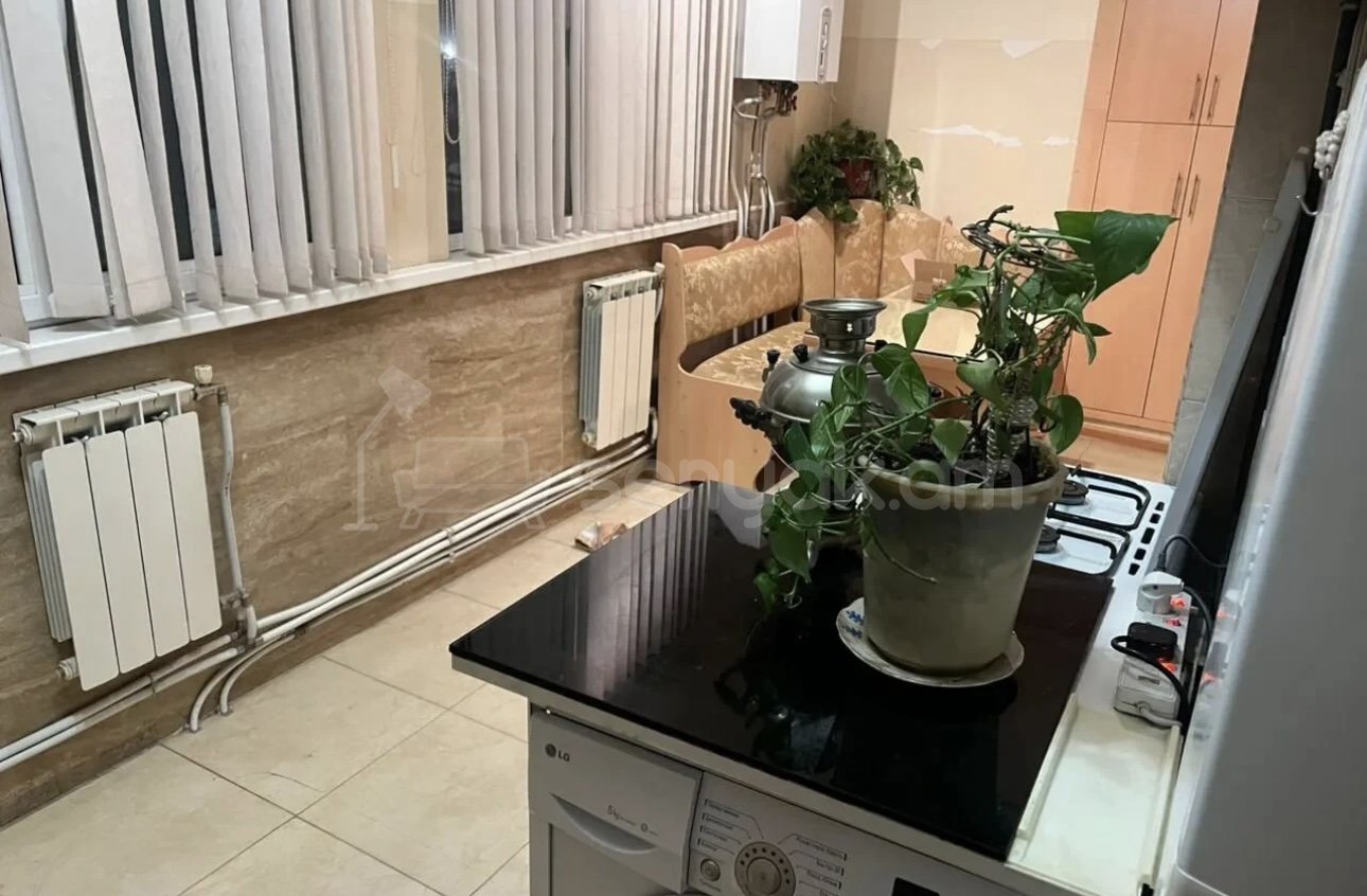 3 Սենյականոց Բնակարան Քարե Շենքում, 72քմ, 4/5 հարկ, Կապիտալ Վերանորոգված, Կահավորված