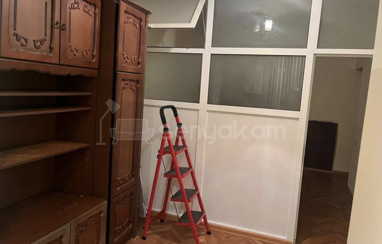 3 Սենյականոց Բնակարան Քարե Շենքում, 72քմ, 4/5 հարկ, Կապիտալ Վերանորոգված, Կահավորված