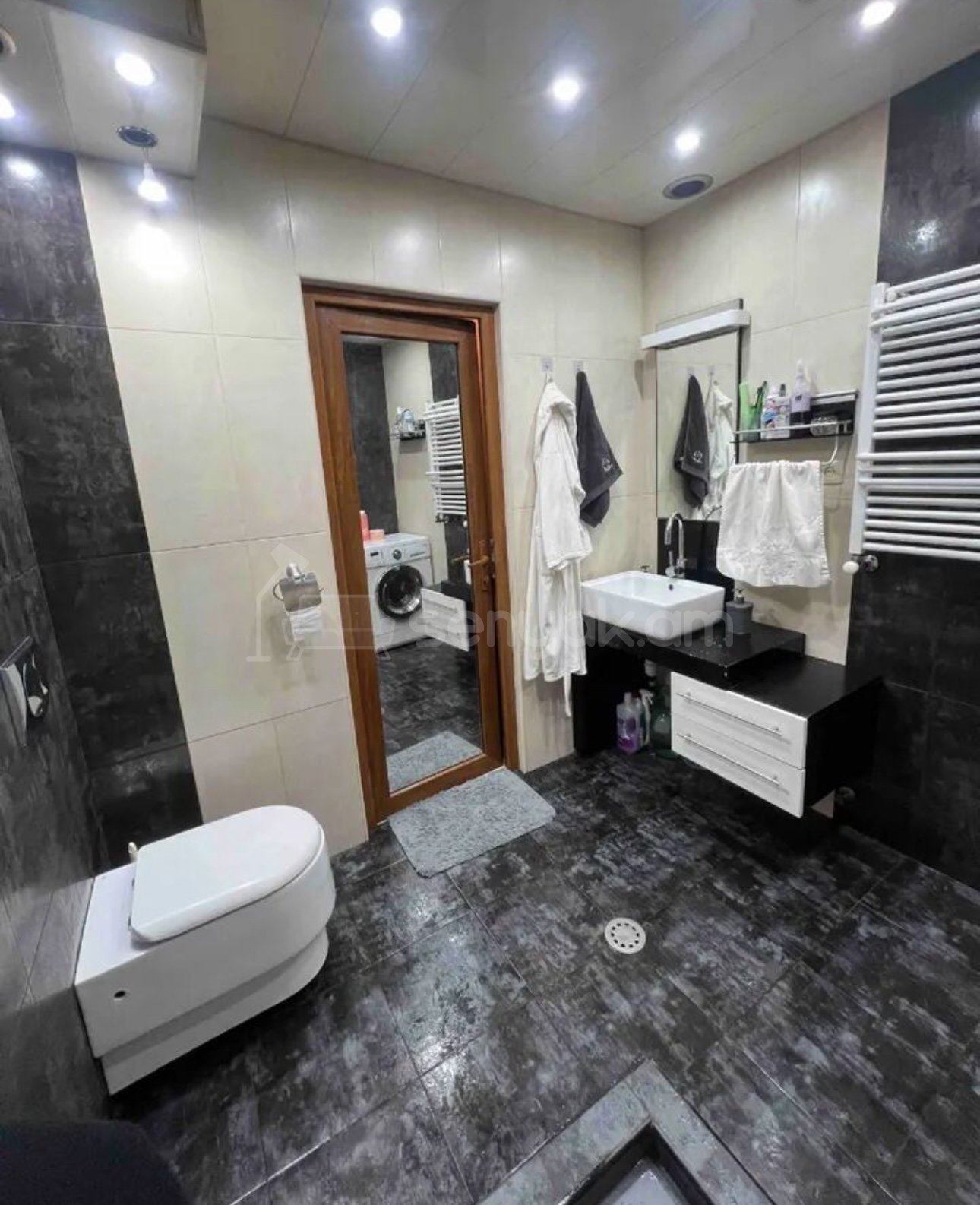 3 Սենյականոց Բնակարան Քարե Շենքում, 65քմ, 1/5 հարկ, Կապիտալ Վերանորոգված, Կահավորված