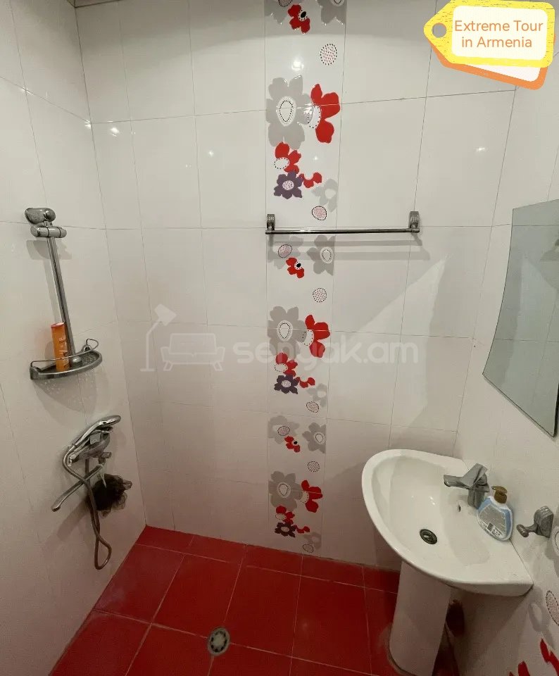 2 Սենյականոց Բնակարան Քարե Շենքում, 50քմ, 2/4 հարկ, Նորմալ Վիճակում, Կահավորված, Արևկող