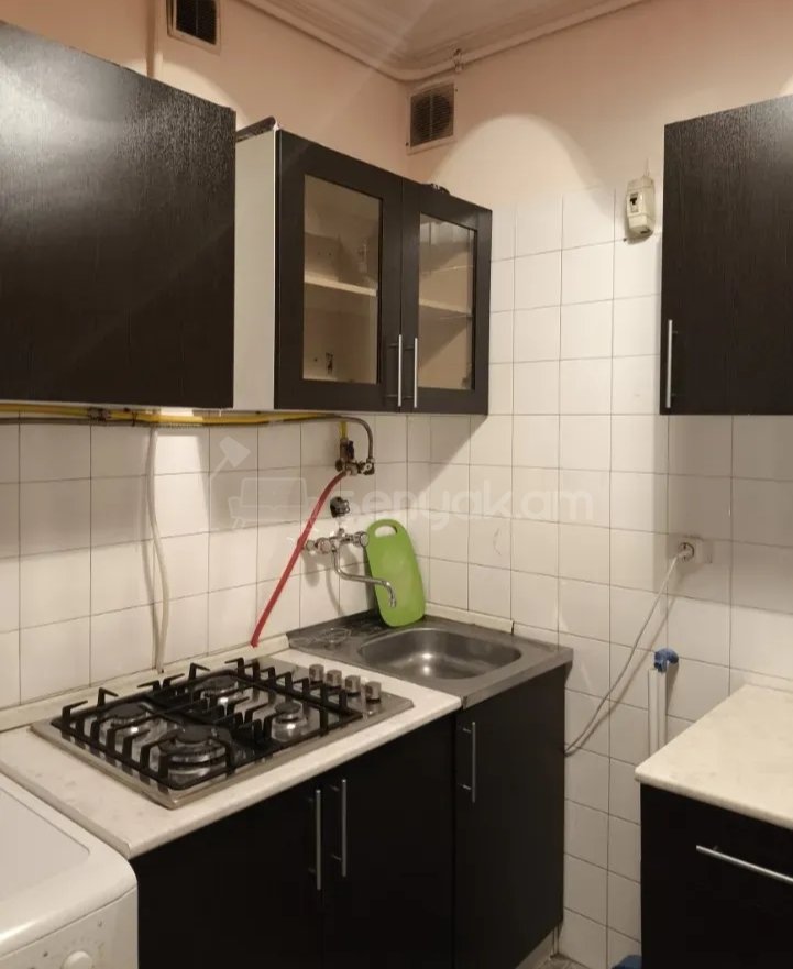 1 Սենյականոց Բնակարան Քարե Շենքում, 52քմ, 5/9 հարկ, Նորմալ Վիճակում, Կահավորված