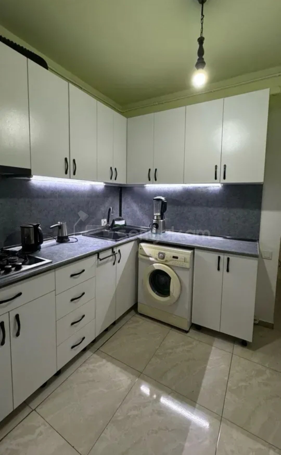 2 Սենյականոց Բնակարան Քարե Շենքում, 46քմ, 3/5 հարկ, Նորմալ Վիճակում, Կահավորված, Արևկող