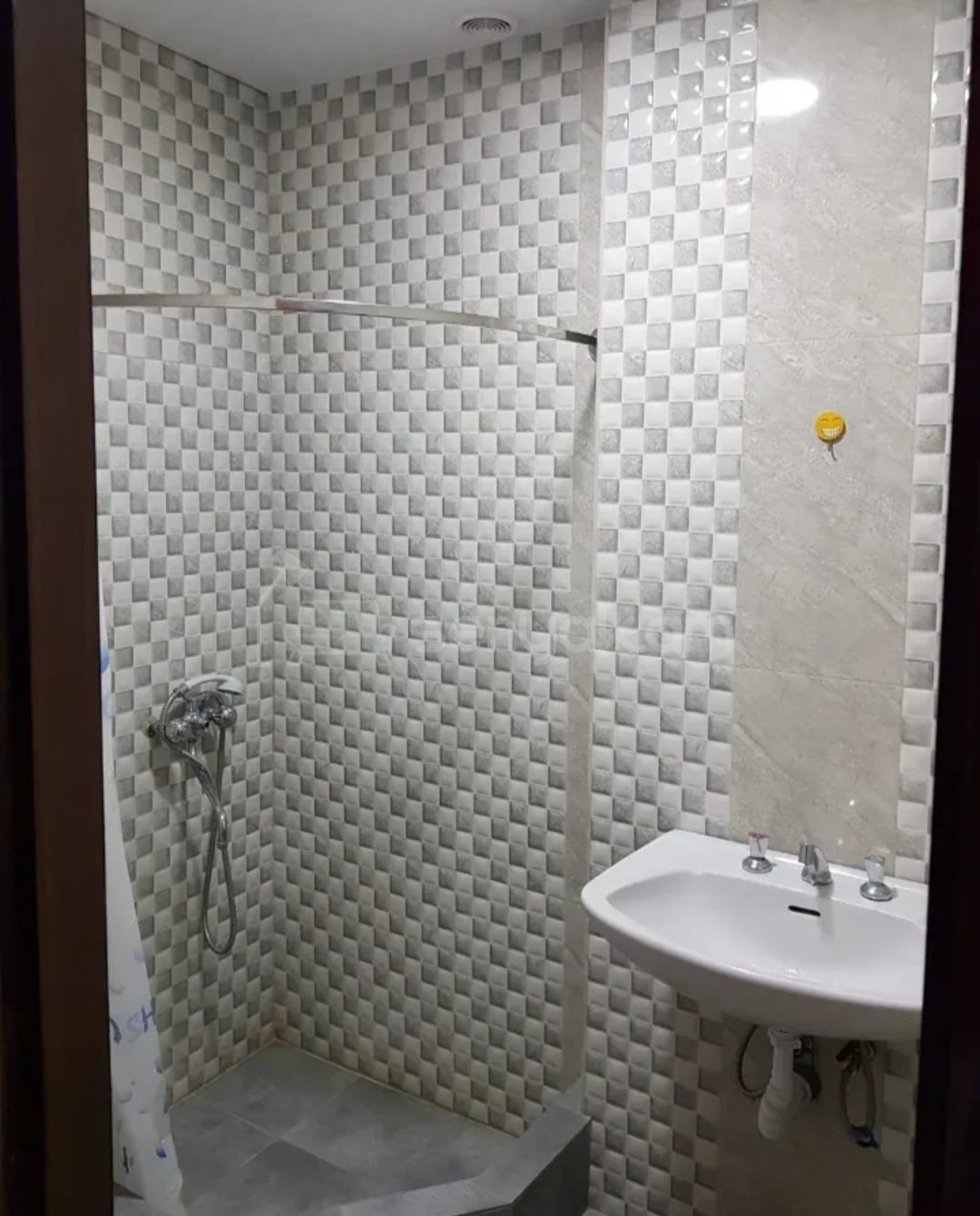 4 Սենյականոց Բնակարան Քարե Շենքում, 98քմ, 5/7 հարկ, Նորմալ Վիճակում