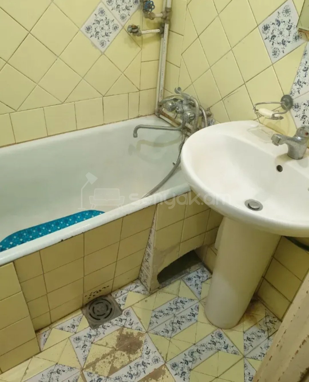 3 Սենյականոց Բնակարան Քարե Շենքում, 88քմ, 5/5 հարկ, Պետական Վիճակում