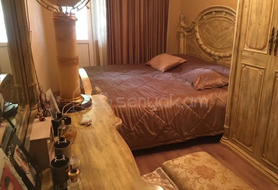 4 Սենյականոց Բնակարան Քարե Շենքում, 125քմ, 2/5 հարկ, Կապիտալ Վերանորոգված