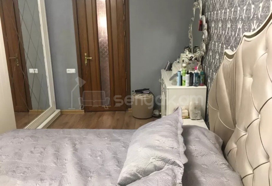 4 Սենյականոց Բնակարան Քարե Շենքում, 125քմ, 2/5 հարկ, Կապիտալ Վերանորոգված