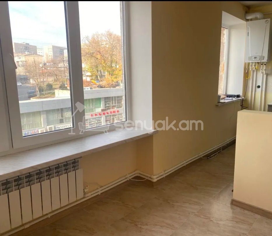 3 Սենյականոց Բնակարան Քարե Շենքում, 100քմ, 4/5 հարկ, Նորմալ Վիճակում