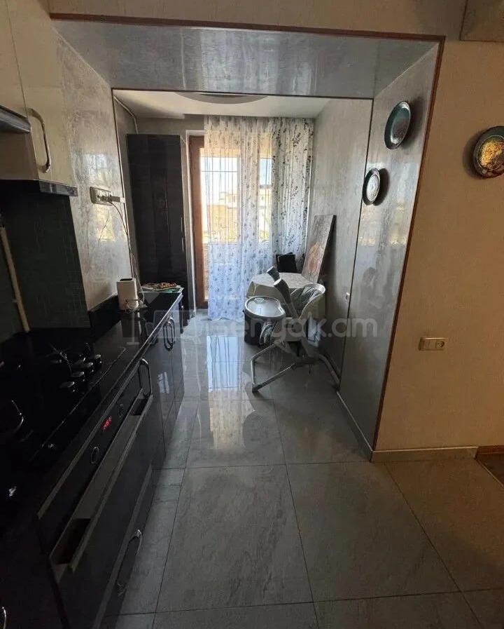 1 Սենյականոց Բնակարան Քարե Շենքում, 42քմ, 2/5 հարկ, Կապիտալ Վերանորոգված