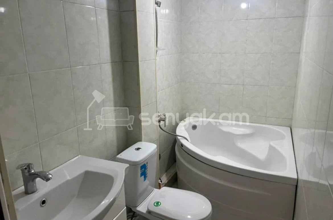 3 Սենյականոց Բնակարան Քարե Շենքում, 72քմ, 4/5 հարկ, Կապիտալ Վերանորոգված, Կահավորված