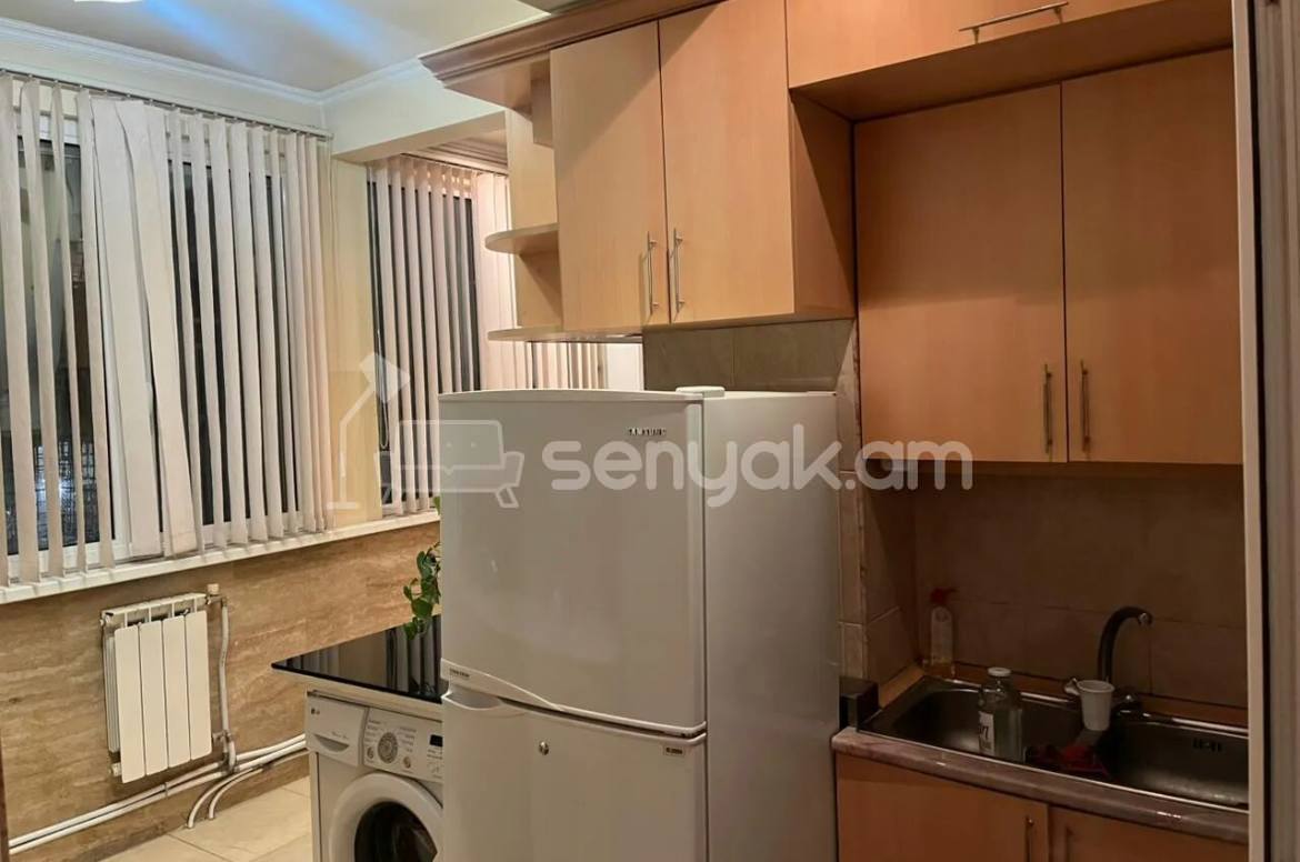 3 Սենյականոց Բնակարան Քարե Շենքում, 72քմ, 4/5 հարկ, Կապիտալ Վերանորոգված, Կահավորված