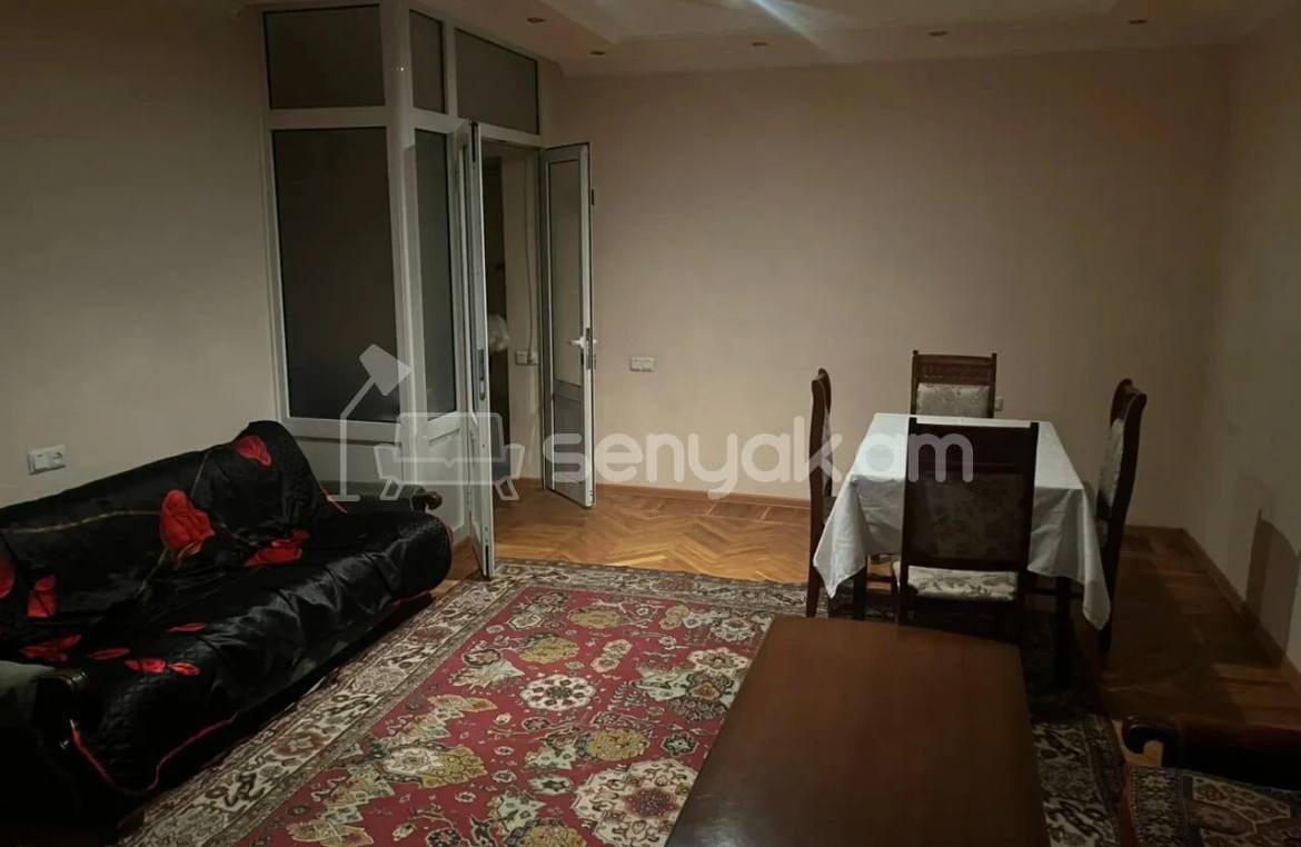 3 Սենյականոց Բնակարան Քարե Շենքում, 72քմ, 4/5 հարկ, Կապիտալ Վերանորոգված, Կահավորված