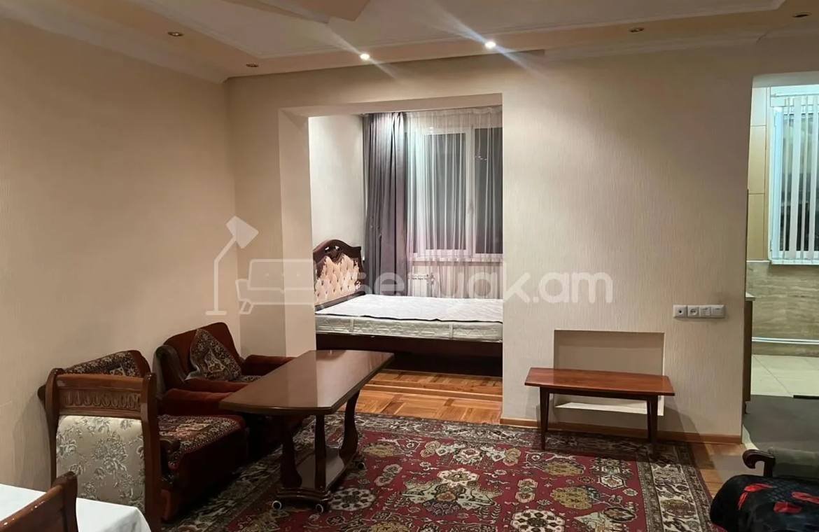 3 Սենյականոց Բնակարան Քարե Շենքում, 72քմ, 4/5 հարկ, Կապիտալ Վերանորոգված, Կահավորված