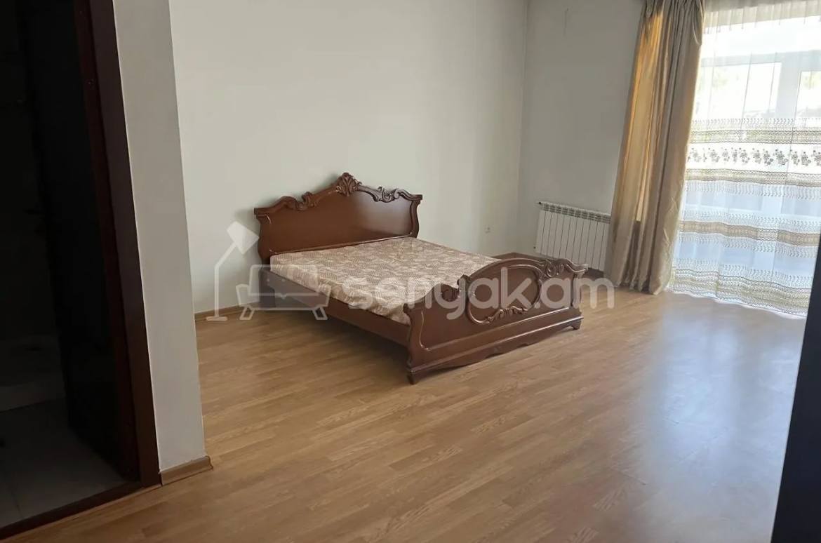 3 Սենյականոց Բնակարան Քարե Շենքում, 175քմ, 2/5 հարկ, Կապիտալ Վերանորոգված, Կահավորված, Արևկող