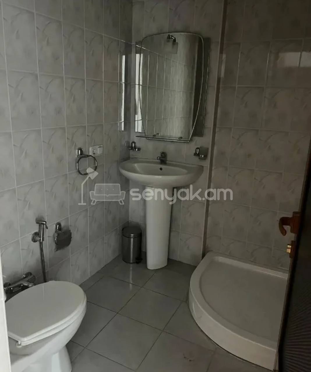 3 Սենյականոց Բնակարան Քարե Շենքում, 175քմ, 2/5 հարկ, Կապիտալ Վերանորոգված, Կահավորված, Արևկող