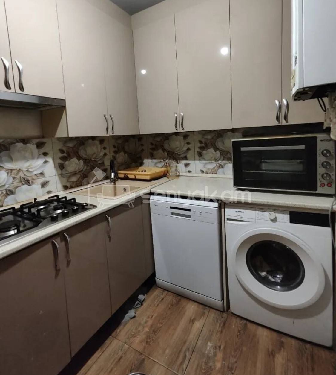 4 Սենյականոց Բնակարան Քարե Շենքում, 75քմ, 4/5 հարկ, Նորմալ Վիճակում