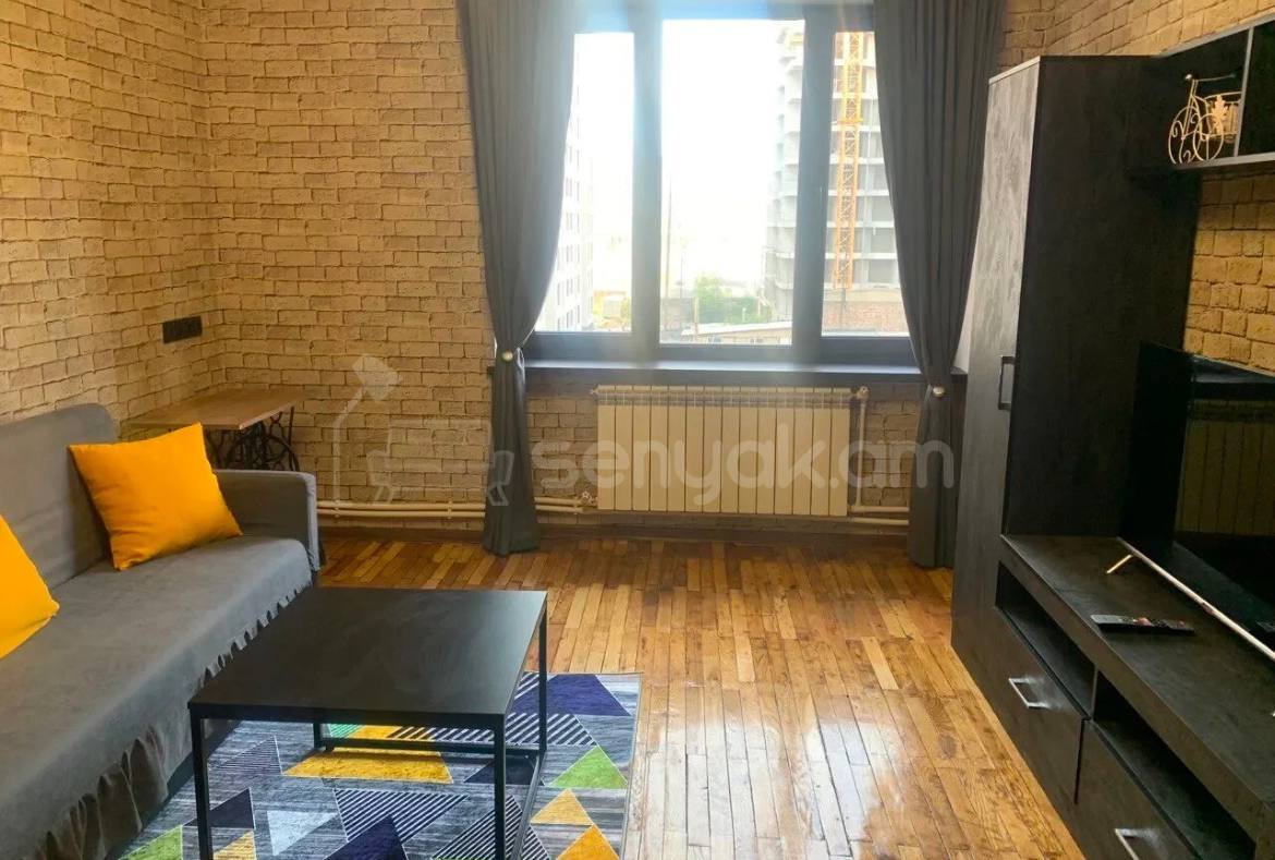 2 Սենյականոց Բնակարան Քարե Շենքում, 45քմ, 4/4 հարկ, Դիզայներական Վերանորոգված, Կահավորված