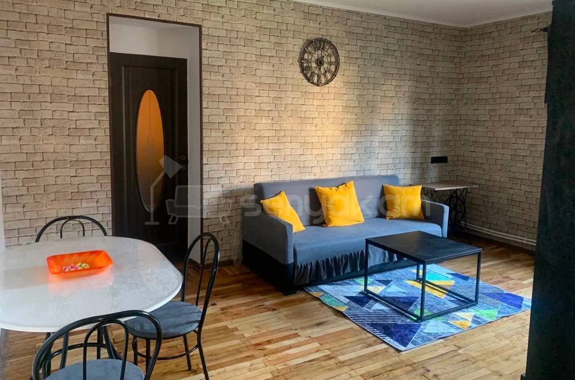 2 Սենյականոց Բնակարան Քարե Շենքում, 45քմ, 4/4 հարկ, Դիզայներական Վերանորոգված, Կահավորված