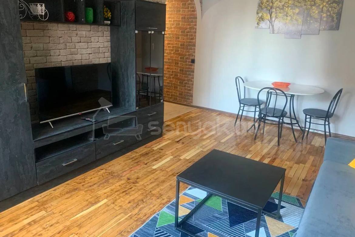 2 Սենյականոց Բնակարան Քարե Շենքում, 45քմ, 4/4 հարկ, Դիզայներական Վերանորոգված, Կահավորված