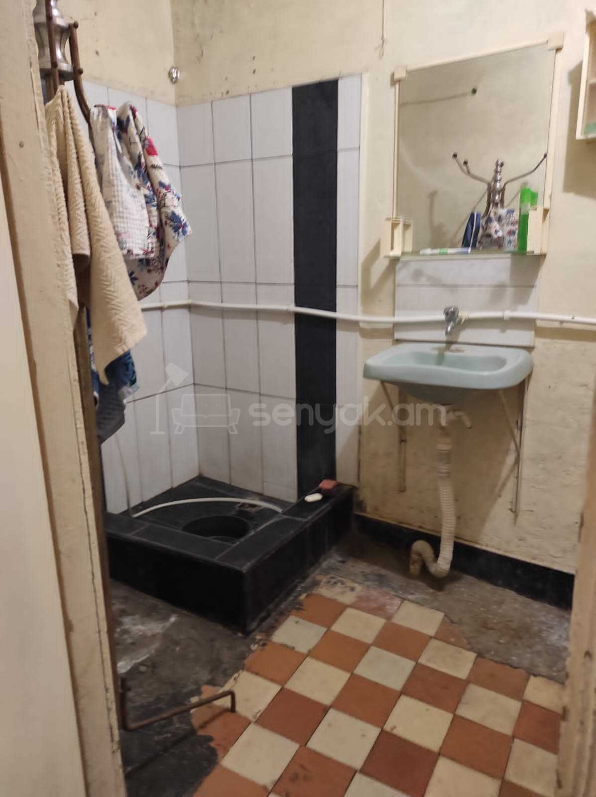 4 Սենյականոց Բնակարան Քարե Շենքում, 110քմ, 3/5 հարկ, Նորմալ Վիճակում