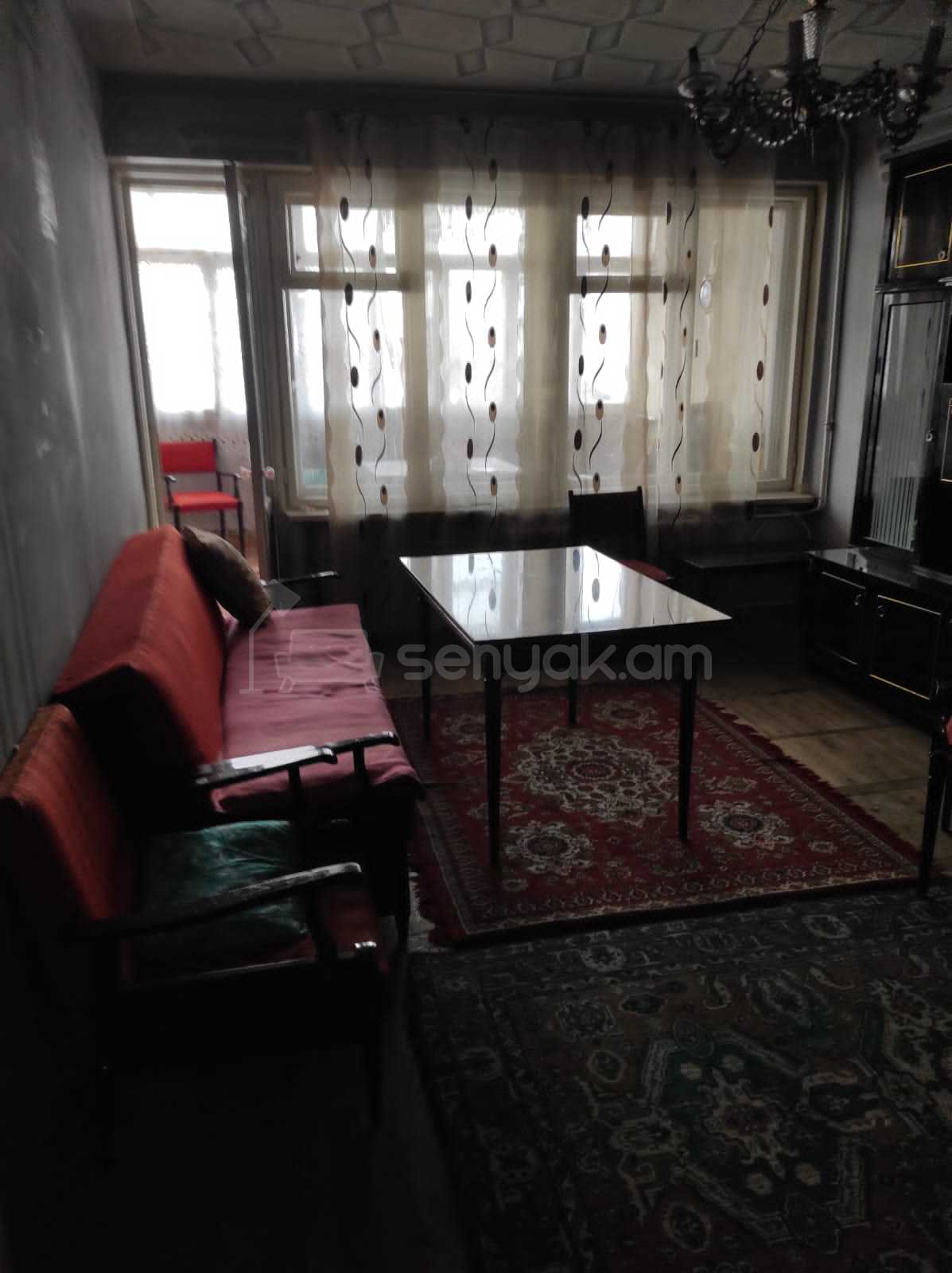 4 Սենյականոց Բնակարան Քարե Շենքում, 110քմ, 3/5 հարկ, Նորմալ Վիճակում