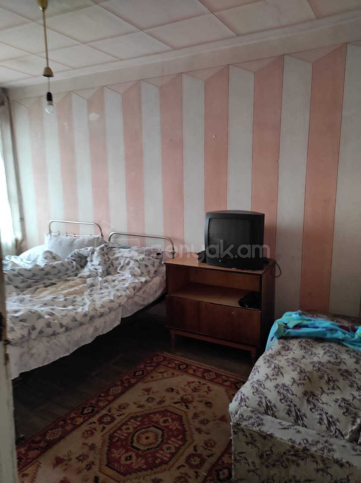 4 Սենյականոց Բնակարան Քարե Շենքում, 110քմ, 3/5 հարկ, Նորմալ Վիճակում