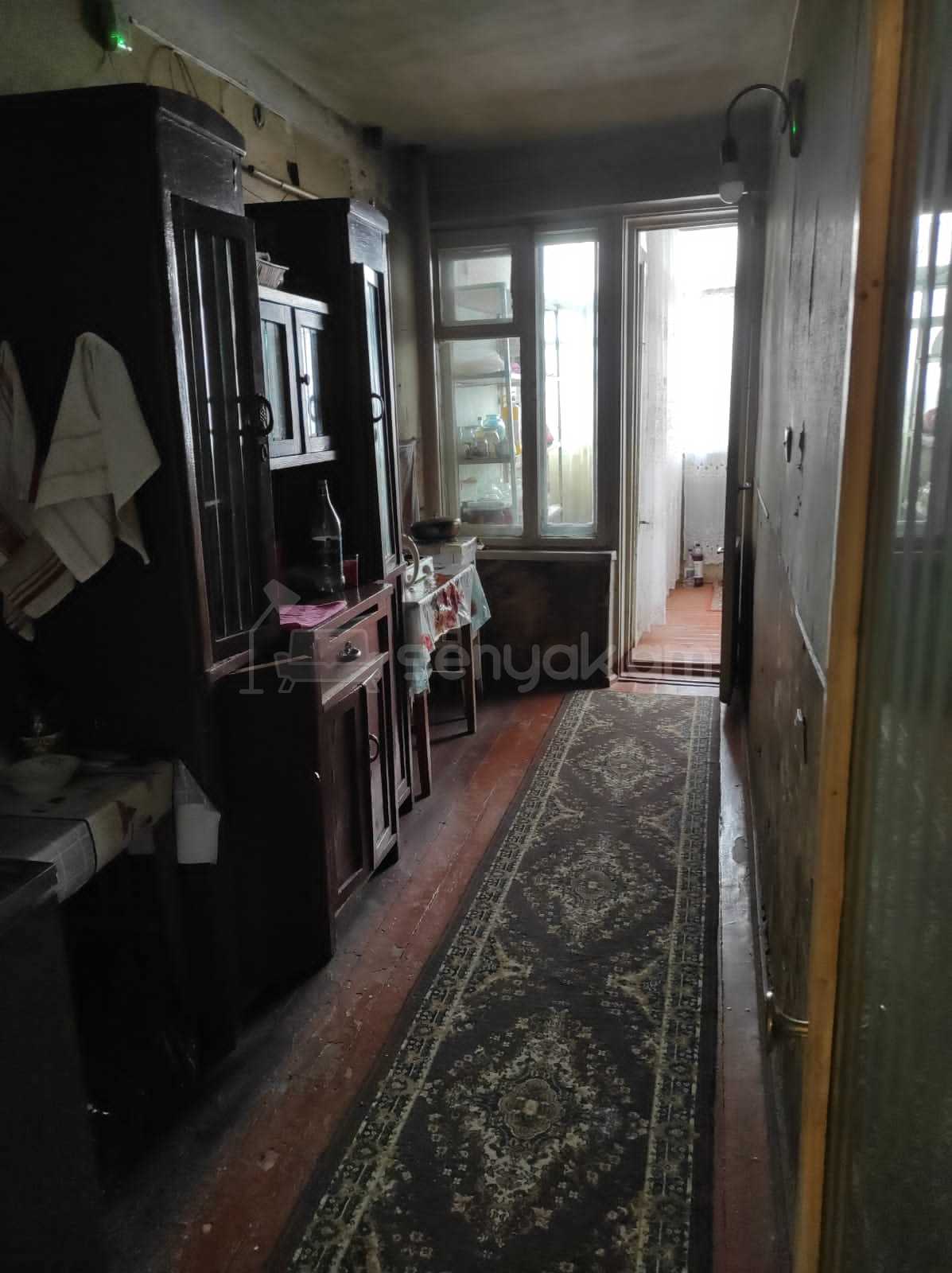 4 Սենյականոց Բնակարան Քարե Շենքում, 110քմ, 3/5 հարկ, Նորմալ Վիճակում