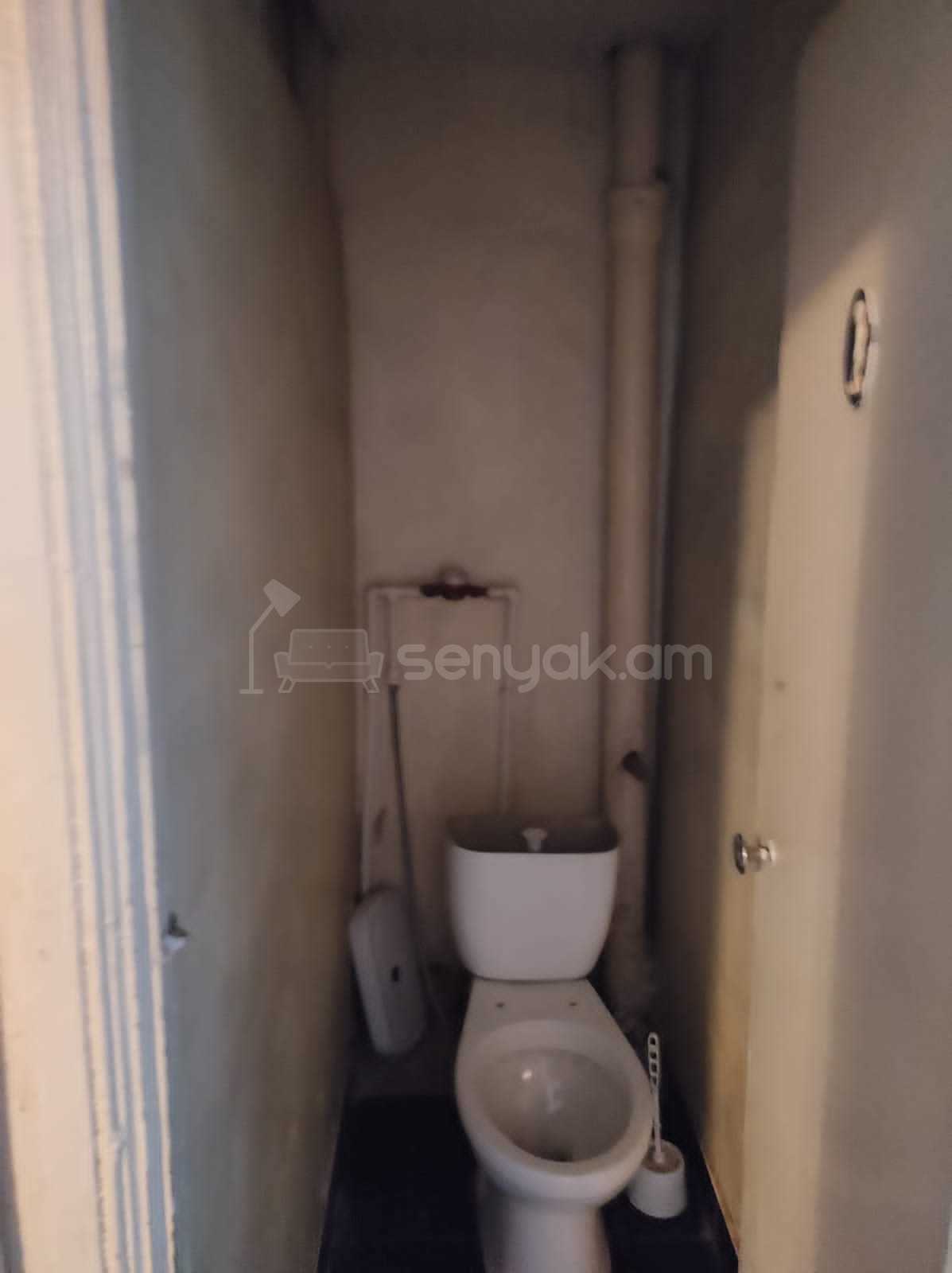 4 Սենյականոց Բնակարան Քարե Շենքում, 110քմ, 3/5 հարկ, Նորմալ Վիճակում