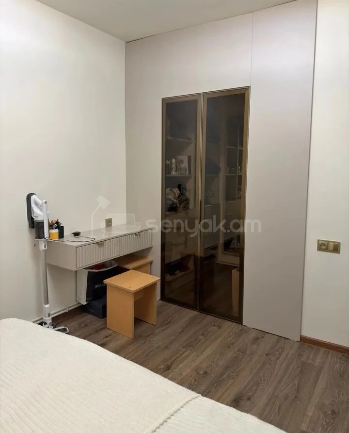 2 Սենյականոց Բնակարան Քարե Շենքում, 48քմ, 5/5 հարկ, Կապիտալ Վերանորոգված