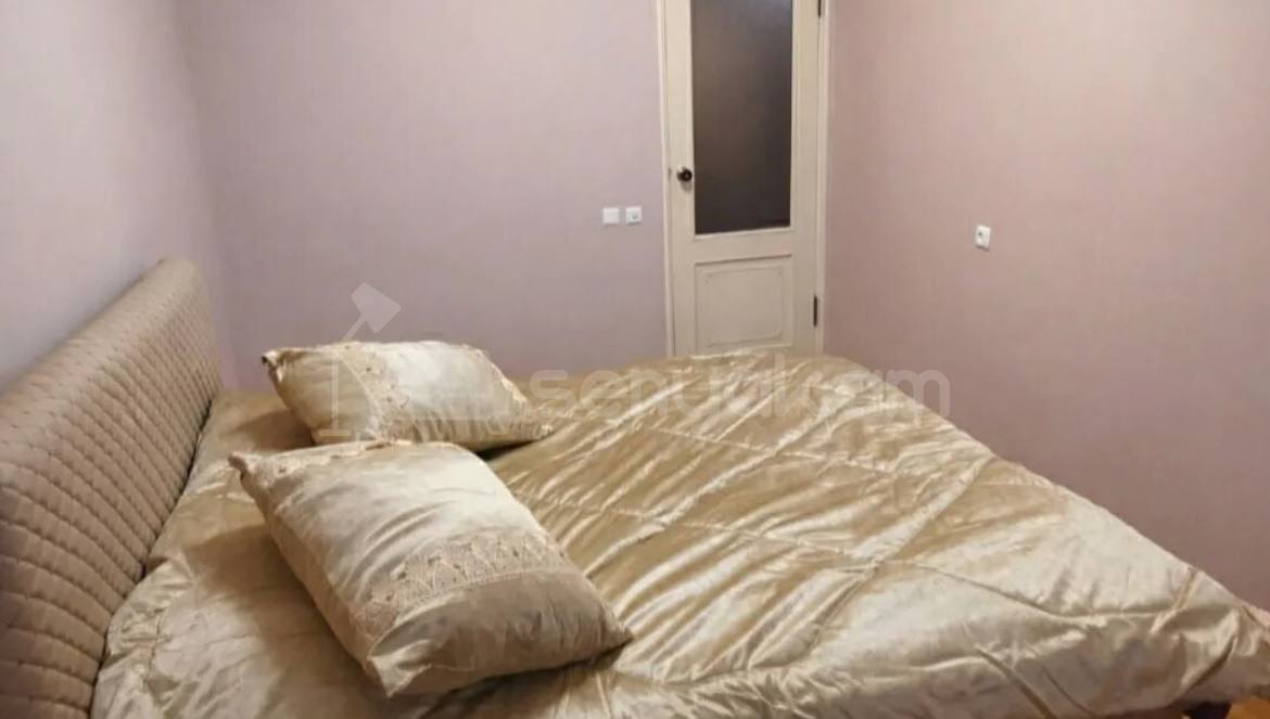 3 Սենյականոց Բնակարան Քարե Շենքում, 80քմ, 1/5 հարկ, Նորմալ Վիճակում, Կահավորված