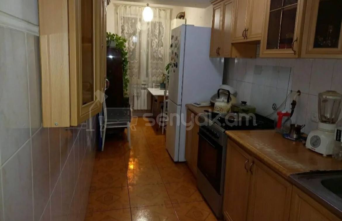 3 Սենյականոց Բնակարան Քարե Շենքում, 80քմ, 1/5 հարկ, Նորմալ Վիճակում, Կահավորված