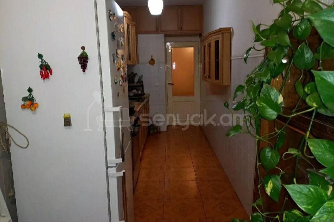 3 Սենյականոց Բնակարան Քարե Շենքում, 80քմ, 1/5 հարկ, Նորմալ Վիճակում, Կահավորված