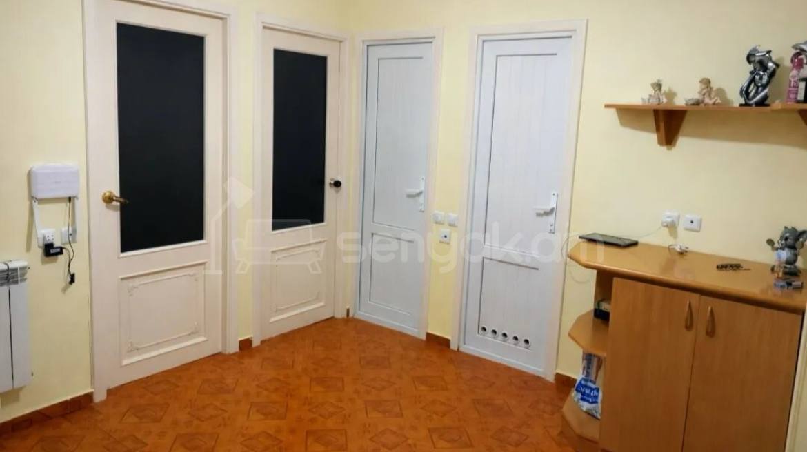 3 Սենյականոց Բնակարան Քարե Շենքում, 80քմ, 1/5 հարկ, Նորմալ Վիճակում, Կահավորված